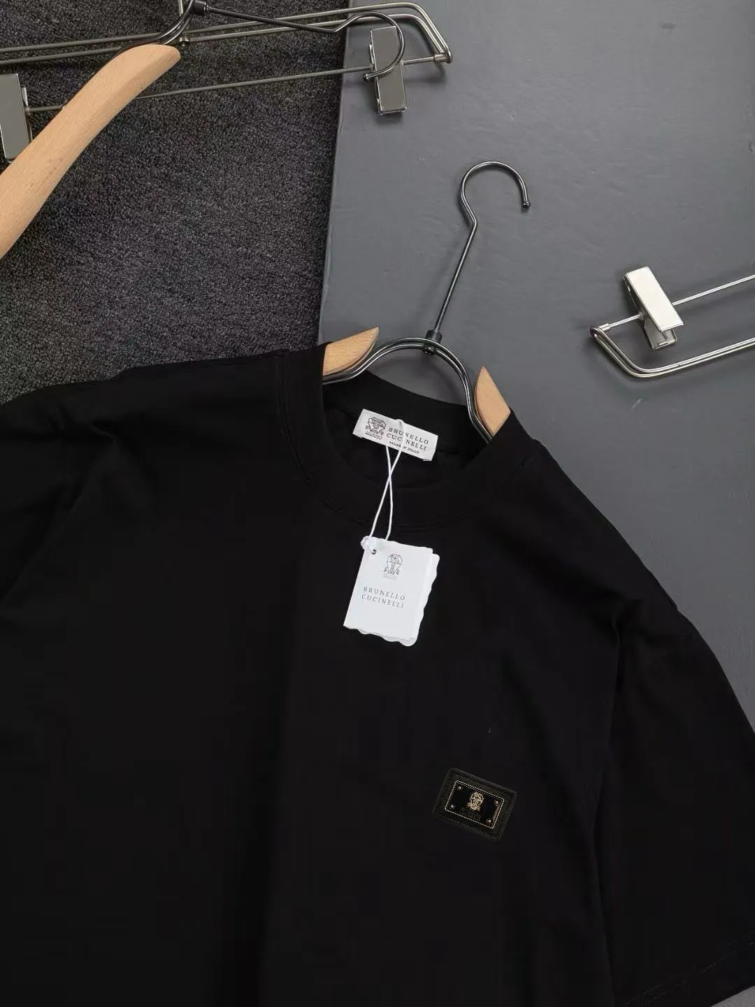 BRUNELLO CUCINELLI Brunello Cucinelli counter Same Style round neck short-sleeved T-shirt customized cotton fabric! Designed with brand logo leather tag! Strong three-dimensional effect! The overall highly breathable and soft texture is more prominent, and the full cotton texture induces extreme comfort. A must-have item for Premium people, complete with original accessories and accessories! Same Style for men and women! Color: Black White Size: S-xx L